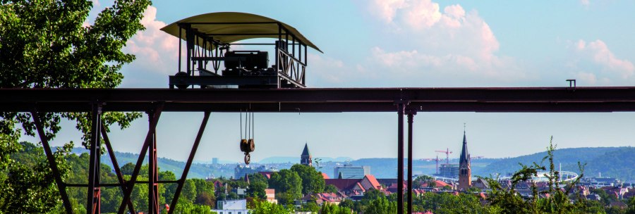 Alte Seilbahn im Travertinpark, im Vordergrund Bäume und Wiese, im Hintergrund Stadtansicht mit Kirchtürmen und Hügeln., © Stuttgart-Marketing GmbH Alte Seilbahn im Travertinpark, im Vordergrund Bäume und Wiese, im Hintergrund Stadtansicht mit Kirchtürmen und Hügeln., © Stuttgart-Marketing GmbH
