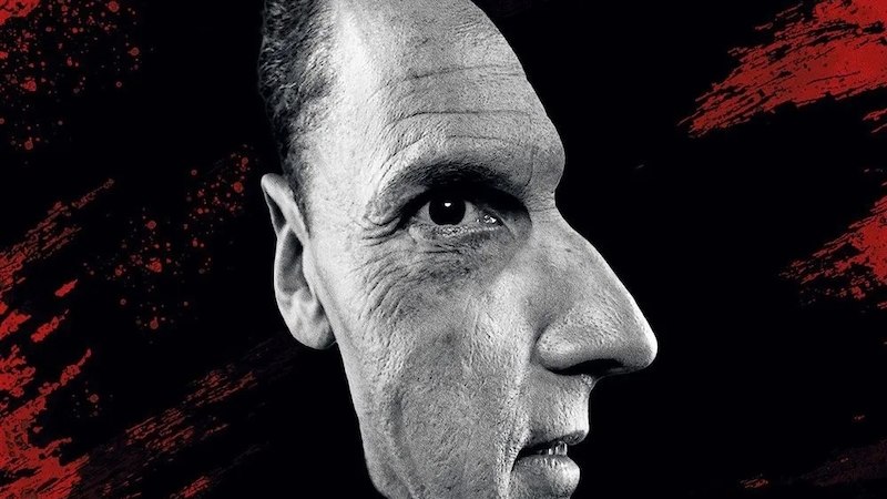 Ein Gesicht in Schwarz-Wei&szlig;, das sowohl frontal als auch im Profil dargestellt ist, vor einem rot-schwarzen Hintergrund., &copy; Renitenztheater Stuttgart e.V.