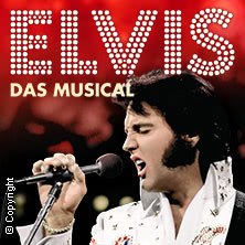 Plakat für 'Elvis - Das Musical' mit einem Sänger im Elvis-Kostüm, der leidenschaftlich ins Mikrofon singt. Hintergrund in Rot gehalten., © links im Bild Plakat für 'Elvis - Das Musical' mit einem Sänger im Elvis-Kostüm, der leidenschaftlich ins Mikrofon singt. Hintergrund in Rot gehalten., © links im Bild