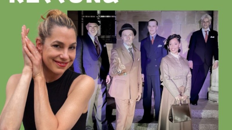 Frau in schwarzem Kleid l&auml;chelt, im Hintergrund elegant gekleidete Personen. Text: 'Die Weihnachtsrettung' auf gr&uuml;nem Hintergrund., &copy; Renitenztheater Stuttgart e.V.