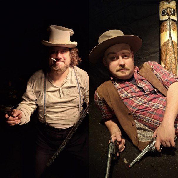 Zwei M&auml;nner in Westernkleidung posieren mit Revolvern. Der linke tr&auml;gt einen Zylinder, der rechte einen Cowboyhut. Beide haben ernste Mienen., &copy; Theater am Olgaeck