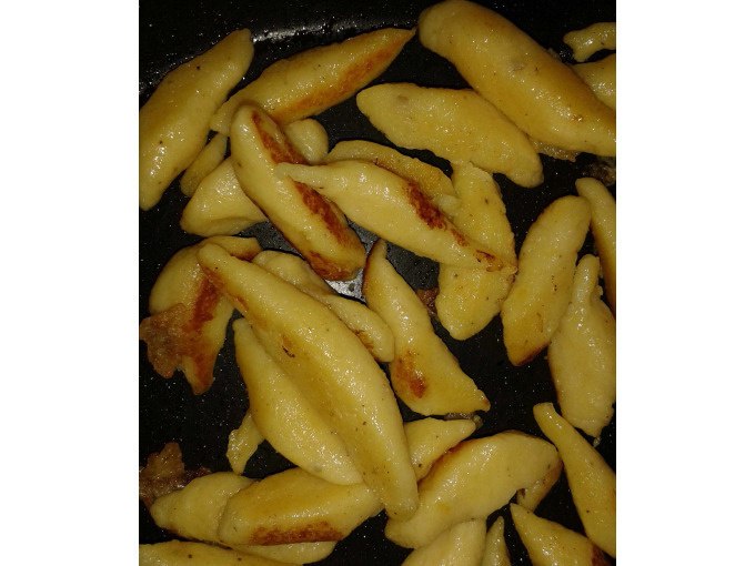 Gebratene Schupfnudeln in einer Pfanne, goldbraun und knusprig. Typisches schwäbisches Gericht, oft in Kochkursen zubereitet., © Kultweine-Kochwelten-Kunstücke - Kochschule Sonja Lenz Gebratene Schupfnudeln in einer Pfanne, goldbraun und knusprig. Typisches schwäbisches Gericht, oft in Kochkursen zubereitet., © Kultweine-Kochwelten-Kunstücke - Kochschule Sonja Lenz