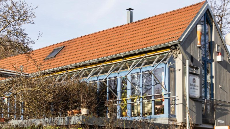 Modern house with a red tiled roof and large glass windows, surrounded by bare trees and a garden., © Stuttgart-Marketing GmbH, Sarah Schmid Modern house with a red tiled roof and large glass windows, surrounded by bare trees and a garden., © Stuttgart-Marketing GmbH, Sarah Schmid