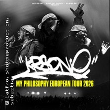 Poster f&uuml;r die KRS One "My Philosophy European Tour 2026" mit dynamischen Bildern des K&uuml;nstlers auf der B&uuml;hne., &copy; links im Bild