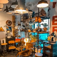 Ein Verkaufsraum voller Vintage-Möbel, Lampen und Dekorationen. Holzhocker, Pflanzen und Boxhandschuhe ergänzen das nostalgische Ambiente., © Dr. Bohne, Stuttgart Ein Verkaufsraum voller Vintage-Möbel, Lampen und Dekorationen. Holzhocker, Pflanzen und Boxhandschuhe ergänzen das nostalgische Ambiente., © Dr. Bohne, Stuttgart