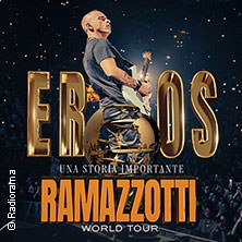 Eros Ramazzotti spielt Gitarre auf der B&uuml;hne, umgeben von Lichteffekten. Text: 'Eros Ramazzotti - Una Storia Importante - World Tour'., &copy; links im Bild