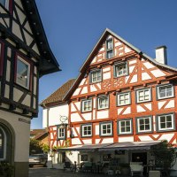 Half-timbered houses in the old town of Waiblingen, Germany, in sunny weather. A tower is visible in the background., © SMG Stuttgart Marketing GmbH - Sarah Schmid
