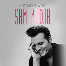 Schwarz-Weiß-Cover mit einem lächelnden Mann, der seine Hand ans Gesicht hält. Der Titel 'One Night With Sam Budja' ist in roter Schrift., © links im Bild Schwarz-Weiß-Cover mit einem lächelnden Mann, der seine Hand ans Gesicht hält. Der Titel 'One Night With Sam Budja' ist in roter Schrift., © links im Bild