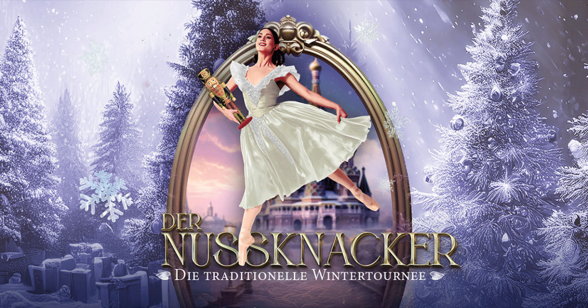 Eine Ballerina in einem wei&szlig;en Kleid h&auml;lt einen Nussknacker vor einer winterlichen Kulisse mit verschneiten B&auml;umen und einem Schloss., &copy; links im Bild