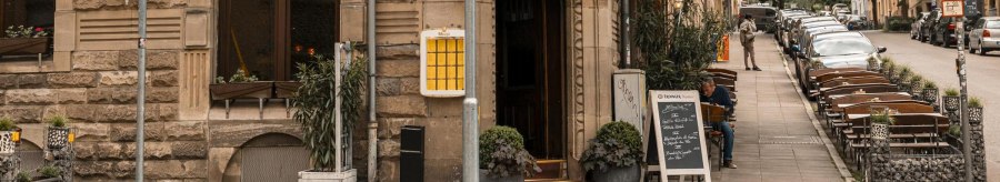 A restaurant called Sultan Saray in a historic building. There are tables on the sidewalk in front of the entrance. A traffic sign indicates 40 km/h., © SMG Stuttgart Marketing GmbH - Sarah Schmid