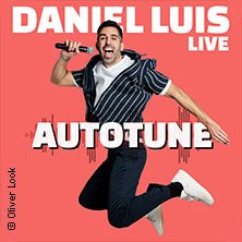 Ein Mann springt mit einem Mikrofon vor einem roten Hintergrund. Der Text 'Daniel Luis Live Autotune' ist prominent zu sehen., © links im Bild Ein Mann springt mit einem Mikrofon vor einem roten Hintergrund. Der Text 'Daniel Luis Live Autotune' ist prominent zu sehen., © links im Bild