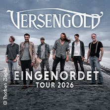 Die Band Versengold steht am Strand, bewirbt die Eingenordet Tour 2026. Sechs M&auml;nner in legerer Kleidung vor einem bew&ouml;lkten Himmel., &copy; links im Bild