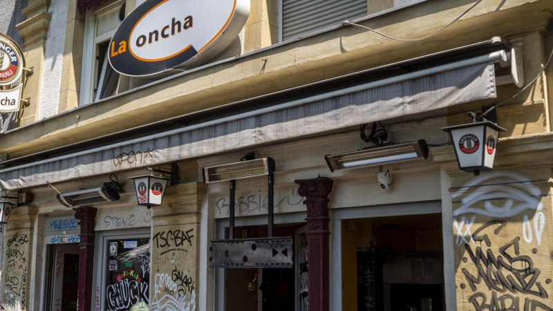 Fassade einer Bar namens La Concha mit Graffiti und Schildern von Erdinger Wei&szlig;br&auml;u. Die Au&szlig;enw&auml;nde sind mit Graffiti verziert., &copy; SMG, Sarah Schmid