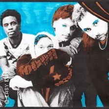 Vier Personen posieren vor einem blauen Hintergrund. Sie tragen lässige Kleidung und schauen direkt in die Kamera. Der Stil ist künstlerisch bearbeitet., © links im Bild