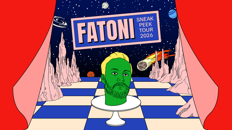 Ein gr&uuml;ner Kopf auf einem Podest vor einer surrealen Weltraumlandschaft mit Planeten und Kometen. Der Schriftzug "Fatoni Sneak Peek Tour 2026" ist zu sehen., &copy; links im Bild