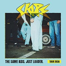 Das Cover zeigt das Tourposter von Slope f&uuml;r 2026 mit dem Slogan 'The Same Kids. Just Louder.' und einer Gruppe von Personen in l&auml;ssiger Kleidung., &copy; links im Bild