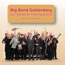 Die Big Band Gablenberg posiert mit Instrumenten. Der Titel 'Jazz Standards: A Swinging Story' und der Leiter Tobias Becker sind hervorgehoben., © links im Bild