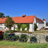 Schloss Filseck mit rotem Dach, umgeben von B&auml;umen. Autos parken davor. Blauer Himmel im Hintergrund., &copy; Stuttgart-Marketing GmbH, Achim Mende