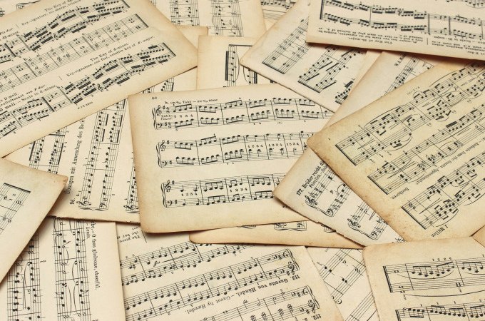 Verstreute alte Notenblätter mit Musikstücken auf einer Fläche. Die Blätter sind vergilbt und zeigen Notenlinien und musikalische Anweisungen., © Landesmuseum Württemberg