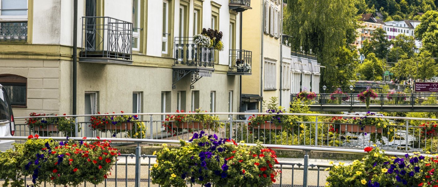 View of the old town with balconies and colorful flowers. Trees and other buildings can be seen in the background., &copy; Stuttgart-Marketing GmbH, Sarah Schmid