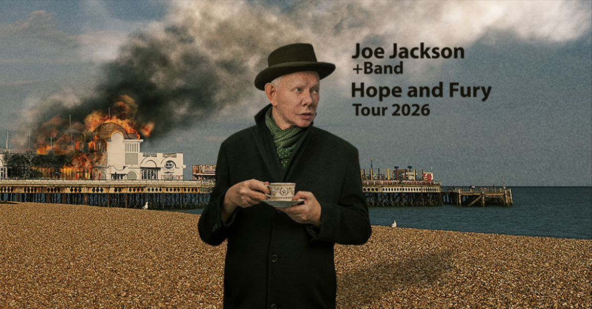 Ein Mann mit Hut und Teetasse steht vor einem brennenden Gebäude am Pier. Im Hintergrund ist Rauch zu sehen. Text: Joe Jackson & Band - Hope and Fury Tour 2026., © links im Bild Ein Mann mit Hut und Teetasse steht vor einem brennenden Gebäude am Pier. Im Hintergrund ist Rauch zu sehen. Text: Joe Jackson & Band - Hope and Fury Tour 2026., © links im Bild
