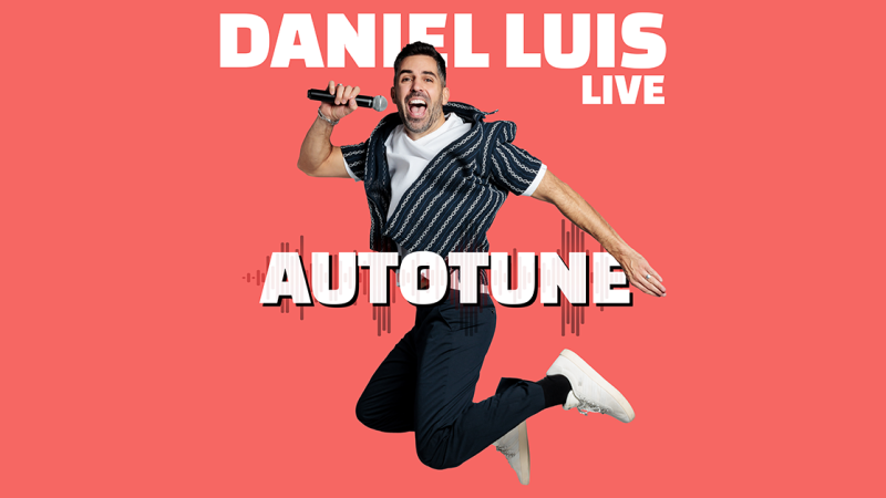 Ein Mann springt mit einem Mikrofon vor einem roten Hintergrund. Der Text 'Daniel Luis Live Autotune' ist zu sehen., &copy; links im Bild