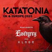 Tourposter von Katatonia für UK & Europa 2025 mit einem Raben auf rotem Hintergrund. Gäste: Evergrey und Klogr., © links im Bild