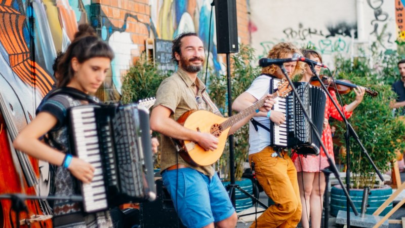 Live-Musik bringt die Urbanstraße zum Klingen, © Nico Frank Live-Musik bringt die Urbanstraße zum Klingen, © Nico Frank