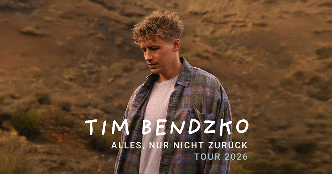 Ein Mann in einem karierten Hemd steht in einer nat&uuml;rlichen Landschaft. Text: Tim Bendzko - Alles, nur nicht zur&uuml;ck &ndash; Tour 2026., &copy; links im Bild