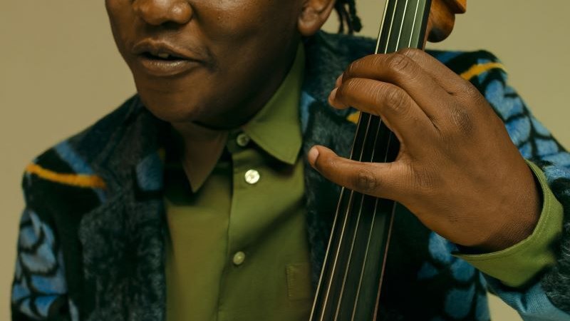 Eine Person spielt mit geschlossenen Augen Cello. Sie tr&auml;gt ein buntes Jackett und ein gr&uuml;nes Hemd. Der Ausdruck ist konzentriert und leidenschaftlich., &copy; Stuttgarter Kammerorchester e.V.