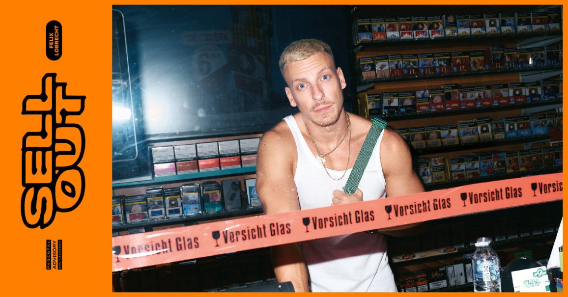 Ein Mann in einem Tanktop steht hinter einer Theke mit Zigarettenpackungen. Ein Band mit der Aufschrift 'Vorsicht Glas' ist im Vordergrund., &copy; links im Bild