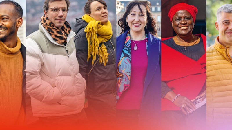 Sechs Menschen in bunter Kleidung lächeln in die Kamera. Der Hintergrund ist verschwommen, der Fokus liegt auf den Personen., © StadtPalais Sechs Menschen in bunter Kleidung lächeln in die Kamera. Der Hintergrund ist verschwommen, der Fokus liegt auf den Personen., © StadtPalais