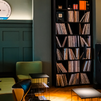 Stilvoller Raum mit Plattensammlung, Lautsprecher, gemütlichen Sesseln und einem Fenster. Ein Schild mit 'Blue Note' ist an der Wand., © Stuttgart-Marketing GmbH, Sarah Schmid Stilvoller Raum mit Plattensammlung, Lautsprecher, gemütlichen Sesseln und einem Fenster. Ein Schild mit 'Blue Note' ist an der Wand., © Stuttgart-Marketing GmbH, Sarah Schmid