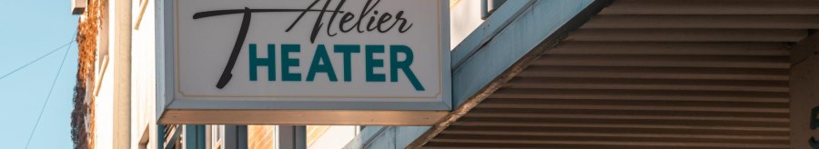 A sign with the words 'Atelier Theater' hangs on a building. The façade is modern and the weather is sunny., © SMG Stuttgart Marketing GmbH - Sarah Schmid A sign with the words 'Atelier Theater' hangs on a building. The façade is modern and the weather is sunny., © SMG Stuttgart Marketing GmbH - Sarah Schmid