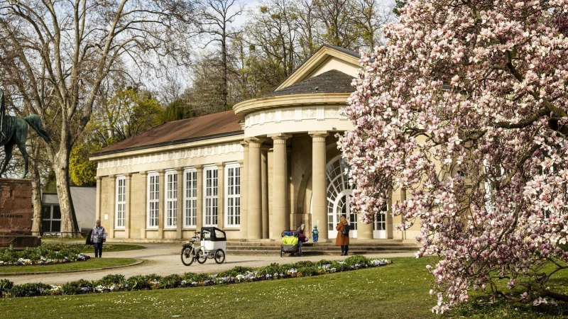 Kursaal mit Magnolienbl&uuml;te, &copy; SMG, Sarah Schmid