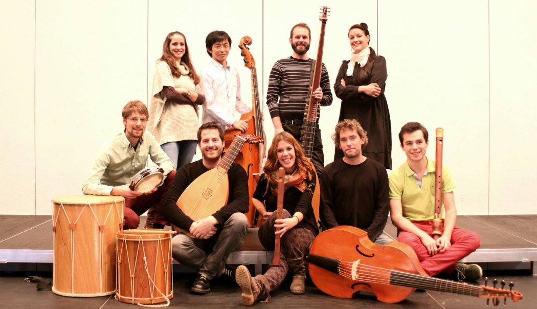 Neun Musiker des Ensembles La Gallarda posieren mit historischen Instrumenten wie Laute, Flöte und Trommel auf einer Bühne., © Ensemble La Gallarda Neun Musiker des Ensembles La Gallarda posieren mit historischen Instrumenten wie Laute, Flöte und Trommel auf einer Bühne., © Ensemble La Gallarda