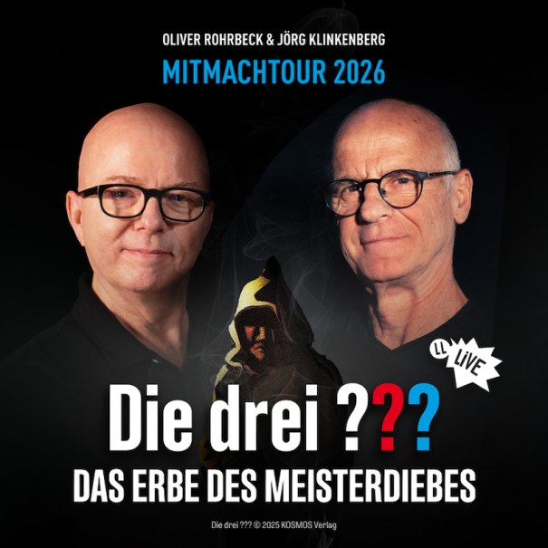 Zwei Männer mit Brillen und ein Kapuzenmann im Hintergrund. Text: Die drei ??? Das Erbe des Meisterdiebes. Mitmachtour 2026., © Lauscherlounge Veranstaltungen UG Zwei Männer mit Brillen und ein Kapuzenmann im Hintergrund. Text: Die drei ??? Das Erbe des Meisterdiebes. Mitmachtour 2026., © Lauscherlounge Veranstaltungen UG