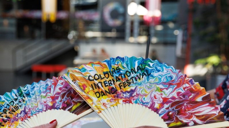 Bunte F&auml;cher mit der Aufschrift 'Colours International Dance Festival' werden im Foyer des Theaterhauses pr&auml;sentiert., &copy; Jeanette Bak