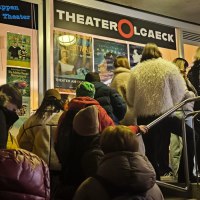 Abendliche Warteschlange vor dem Theater am Olgaeck in Stuttgart mit Plakaten für Puppentheater und Filmfestival., © Theater am Olgaeck Abendliche Warteschlange vor dem Theater am Olgaeck in Stuttgart mit Plakaten für Puppentheater und Filmfestival., © Theater am Olgaeck