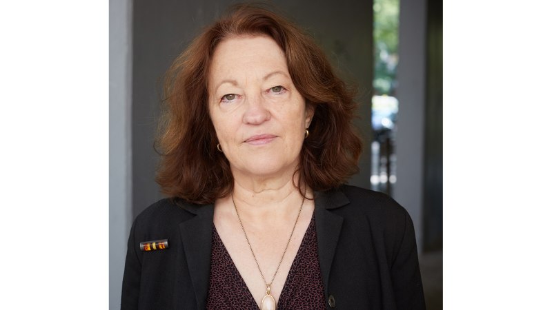 Eine Frau mit braunen Haaren trägt einen schwarzen Blazer und schaut direkt in die Kamera. Der Hintergrund ist unscharf und zeigt einen Außenbereich., © Foto: Monika Keiler Eine Frau mit braunen Haaren trägt einen schwarzen Blazer und schaut direkt in die Kamera. Der Hintergrund ist unscharf und zeigt einen Außenbereich., © Foto: Monika Keiler