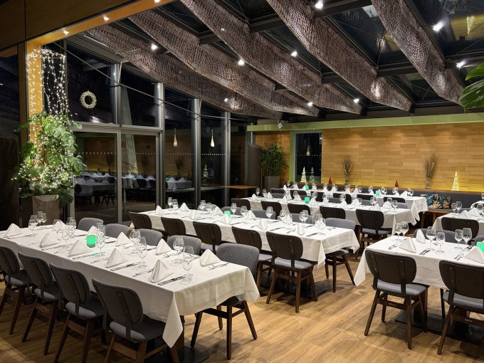 Eleganter Speisesaal mit festlich gedeckten Tischen, wei&szlig;en Tischdecken und dekorativen Lichtern. Die Atmosph&auml;re ist einladend und stilvoll., &copy; SWR Media Services GmbH / SWR Fernsehturm Stuttgart