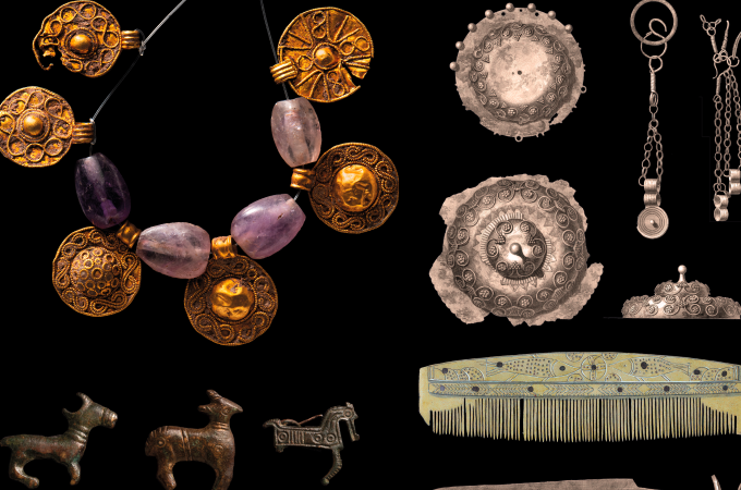 Verschiedene archäologische Artefakte, darunter goldene Schmuckstücke, Münzen, ein Kamm und kleine Tierfiguren, auf schwarzem Hintergrund., © Landesmuseum Württemberg