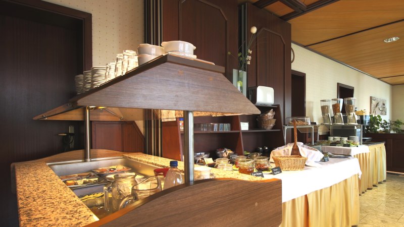 Ein Frühstücksbüfett mit Tellern, Gläsern, Marmeladen, Müsli und Getränken in einem Hotelrestaurant., © TOMAS Ein Frühstücksbüfett mit Tellern, Gläsern, Marmeladen, Müsli und Getränken in einem Hotelrestaurant., © TOMAS