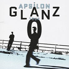 Zwei Personen auf einer Promenade, eine im Vordergrund und eine im Hintergrund. Der Schriftzug 'Apsilon Glanz Null Tour' ist prominent zu sehen., © links im Bild Zwei Personen auf einer Promenade, eine im Vordergrund und eine im Hintergrund. Der Schriftzug 'Apsilon Glanz Null Tour' ist prominent zu sehen., © links im Bild