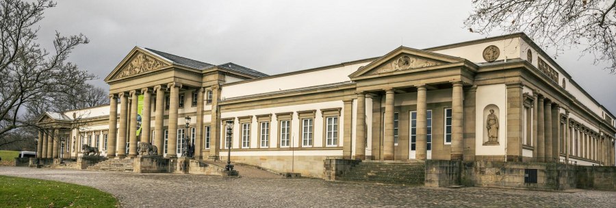 Rosenstein Castle with its classical façade and columns, surrounded by bare trees and a cloudy sky., © Stuttgart Marketing GmbH, Sarah Schmid