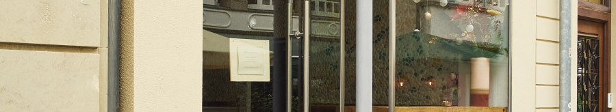 Entrance to a store with the sign 'Stadtbesen'. There are bottles of wine in the display case. A red neon sign is attached to the wall., © Stuttgart-Marketing GmbH, Sarah Schmid