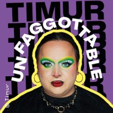 Portr&auml;t einer Person mit auff&auml;lligem Make-up vor einem lila Hintergrund. Der Text 'Timur Unfaggottable' ist im Bild integriert., &copy; links im Bild