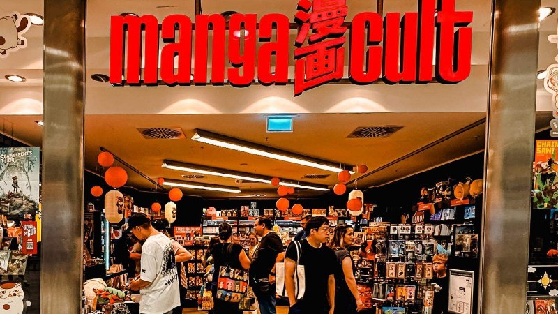 Eingang des Manga Cult Stores in Stuttgart. Kunden st&ouml;bern im Laden, dekoriert mit roten Laternen und Manga-Postern., &copy; Cross Cult Entertainment GmbH & Co. Store KG