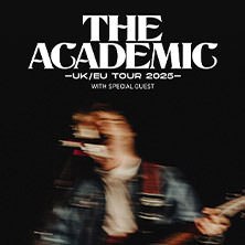 Verschwommenes Bild eines Musikers mit Gitarre, Text: The Academic UK/EU Tour 2025., © links im Bild