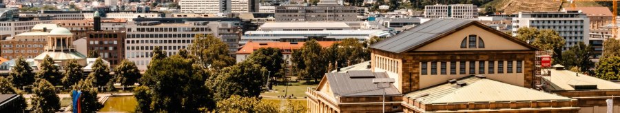Panoramablick auf eine Stadt mit historischen Geb&auml;uden, gr&uuml;nen Parks und H&uuml;geln im Hintergrund unter einem blauen Himmel mit Wolken., &copy; Stuttgart-Marketing GmbH, Sarah Schmid